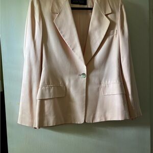Elegant Women's Suit in Soft Pink